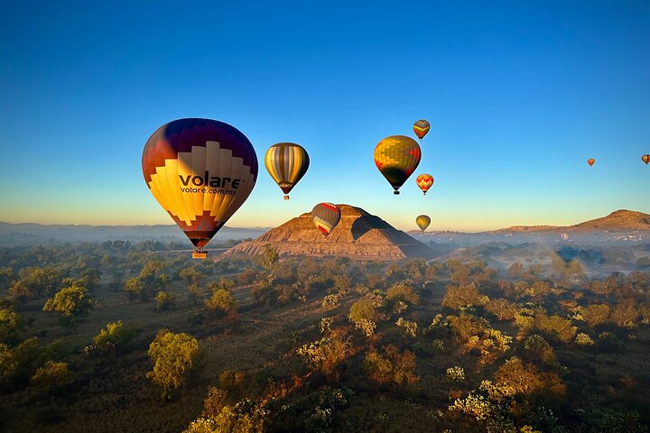 Teotihuacán Sunrise Hot Air Balloon